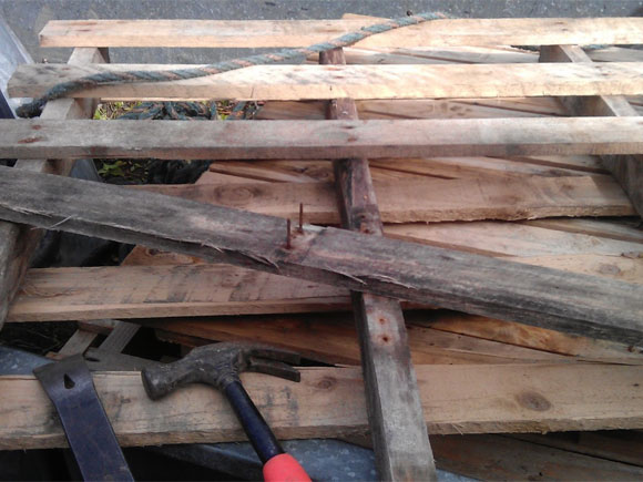 Some old pallets ready to become upcycled pallets