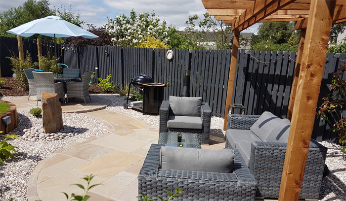 A garden designed by Vialii with slate grey fence