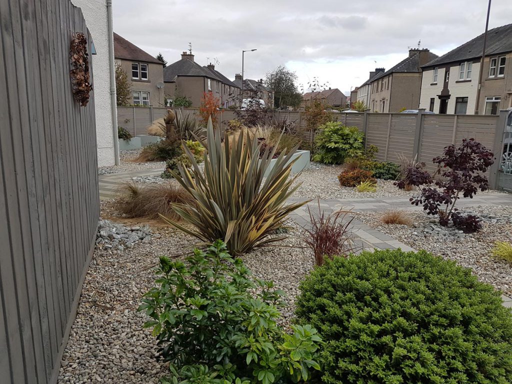 Contemporary front garden in Stirling