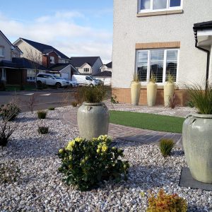 Beautiful pots set the garden off perfectly (Apr 2017)