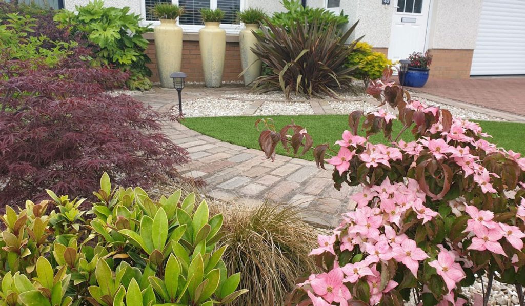 This front garden stopped people cutting across and creates a stunning welcome home.