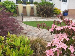 This front garden stopped people cutting across and creates a stunning welcome home.